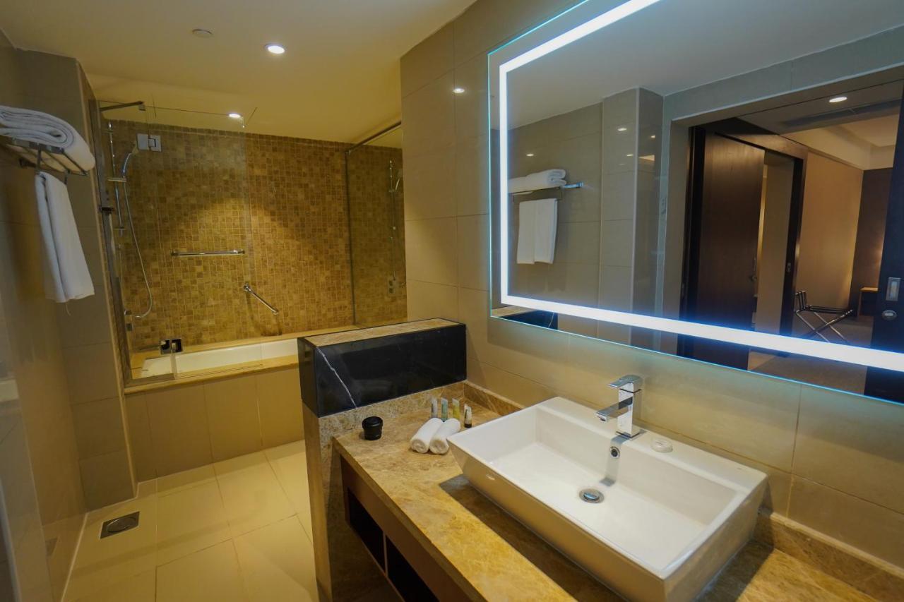 The Grand Lux Hotel Doha Eksteriør billede Bathroom