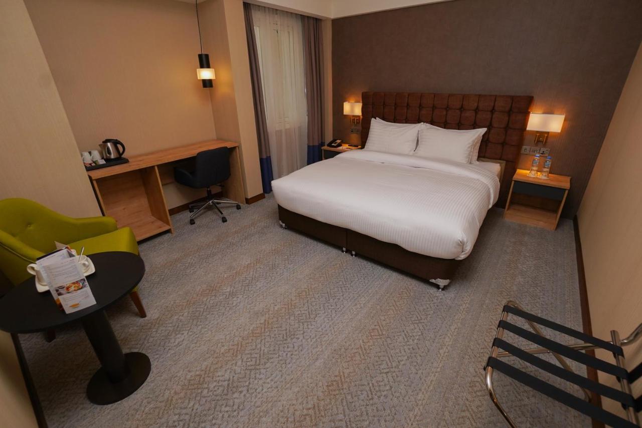 The Grand Lux Hotel Doha Eksteriør billede A room at the hotel
