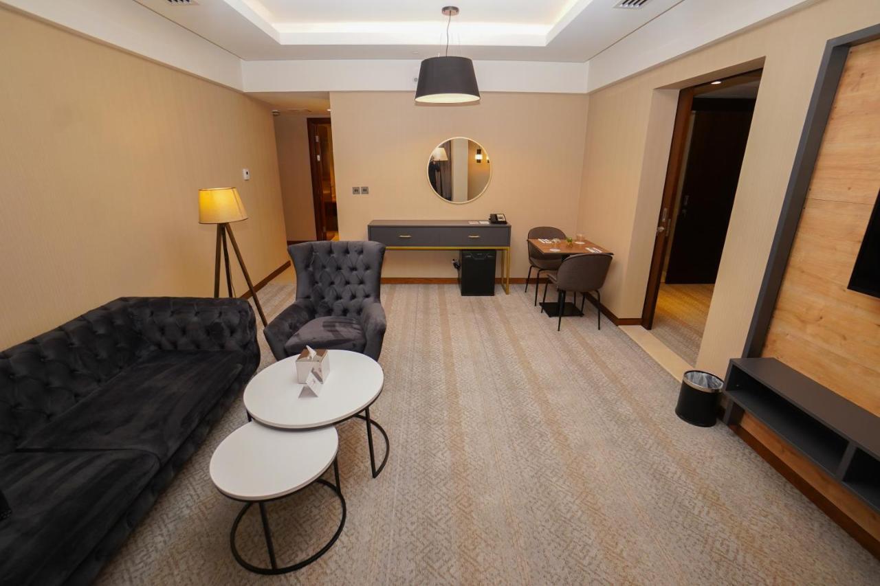The Grand Lux Hotel Doha Eksteriør billede A suite at the hotel
