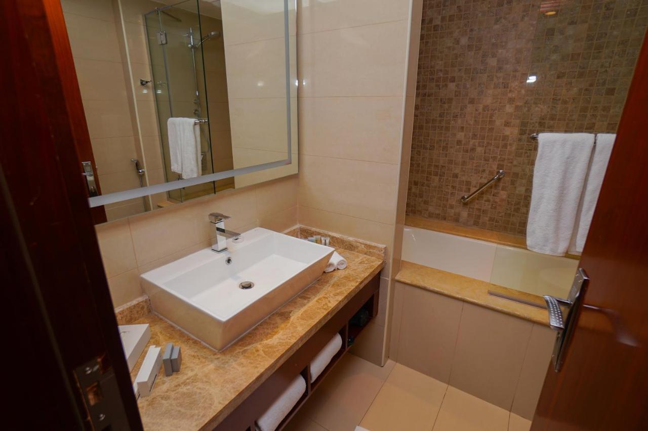 The Grand Lux Hotel Doha Eksteriør billede Bathroom