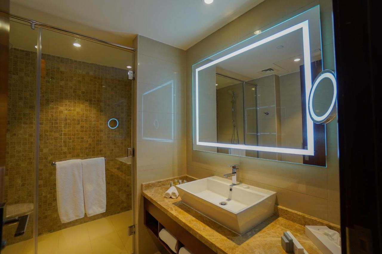 The Grand Lux Hotel Doha Eksteriør billede Bathroom
