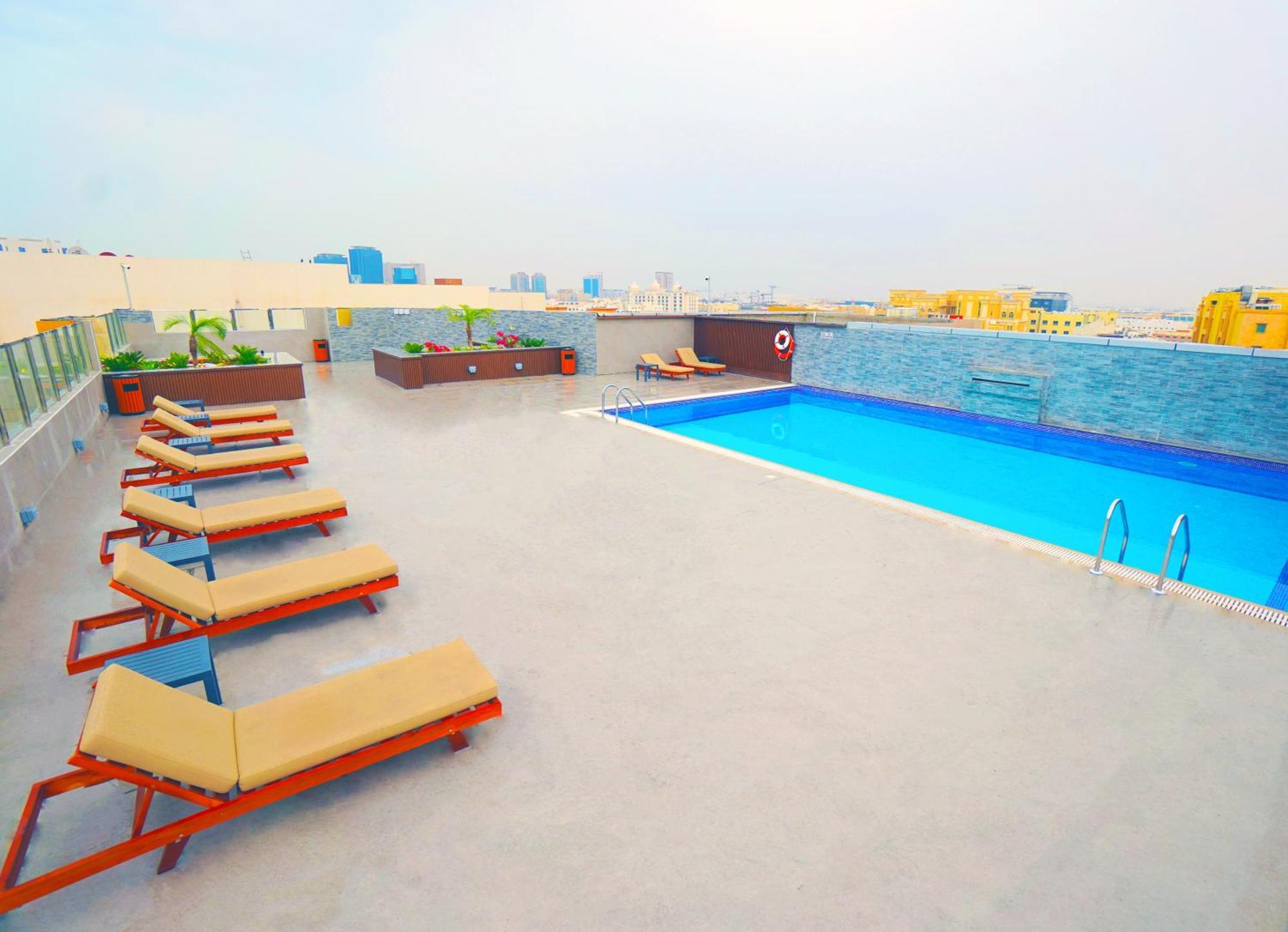 The Grand Lux Hotel Doha Eksteriør billede Rooftop pool at the hotel